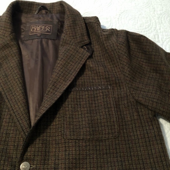 Madison Creek Outfitters men’s wool blazer with leather trim. Size large-XL.